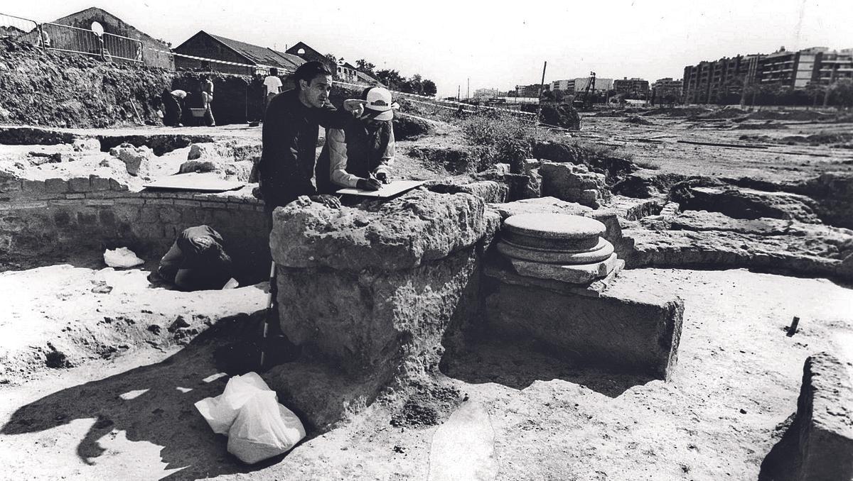 Instantánea de los trabajos arqueológicos en el palacio tardoimperial de Cercadilla a principios de la década de 1990.