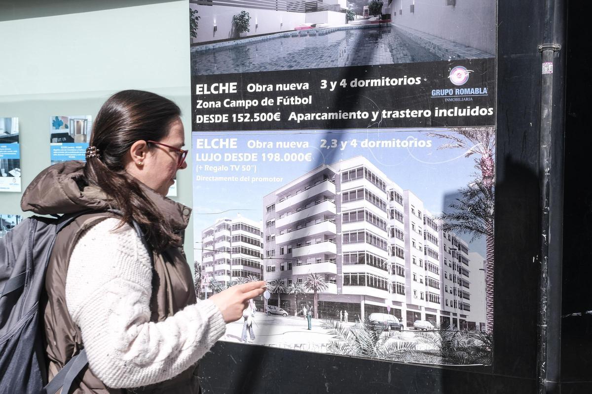 Una ilicitana pasa por delante de una inmobiliaria