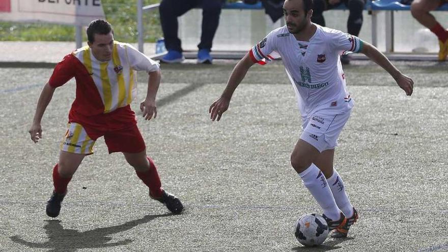 El estradense Mateo, en un lance del partido ante el Alertanavia. // R. Grobas