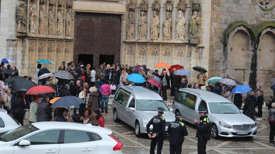 Els assistents a la sortida de la cerimònia davant de la Basílica.