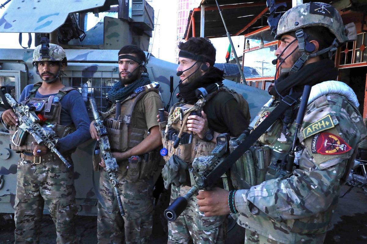 Fuerzas gubernamentales en un control a las afueras de Herat.