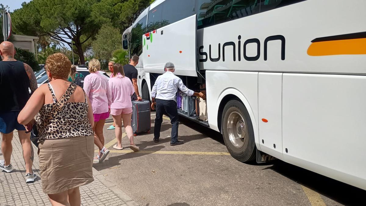 Algunos de los turistas desalojados del hotel Rey Don Jaime.