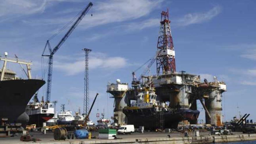 La plataforma petrolífera &#039;Ocean Valiant&#039;, en el muelle de Astican. | andrés cruz