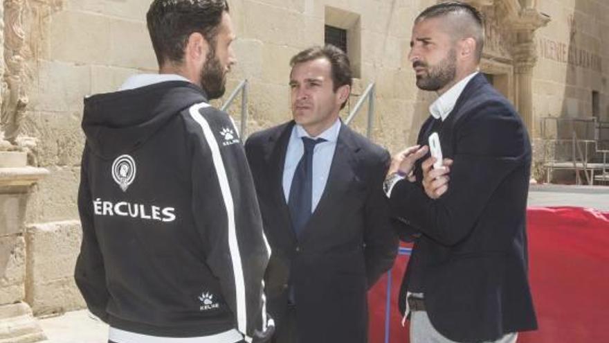 Carlos Parodi, entre el técnico Lluís Planagumà y el director deportivo, Javier Portillo.