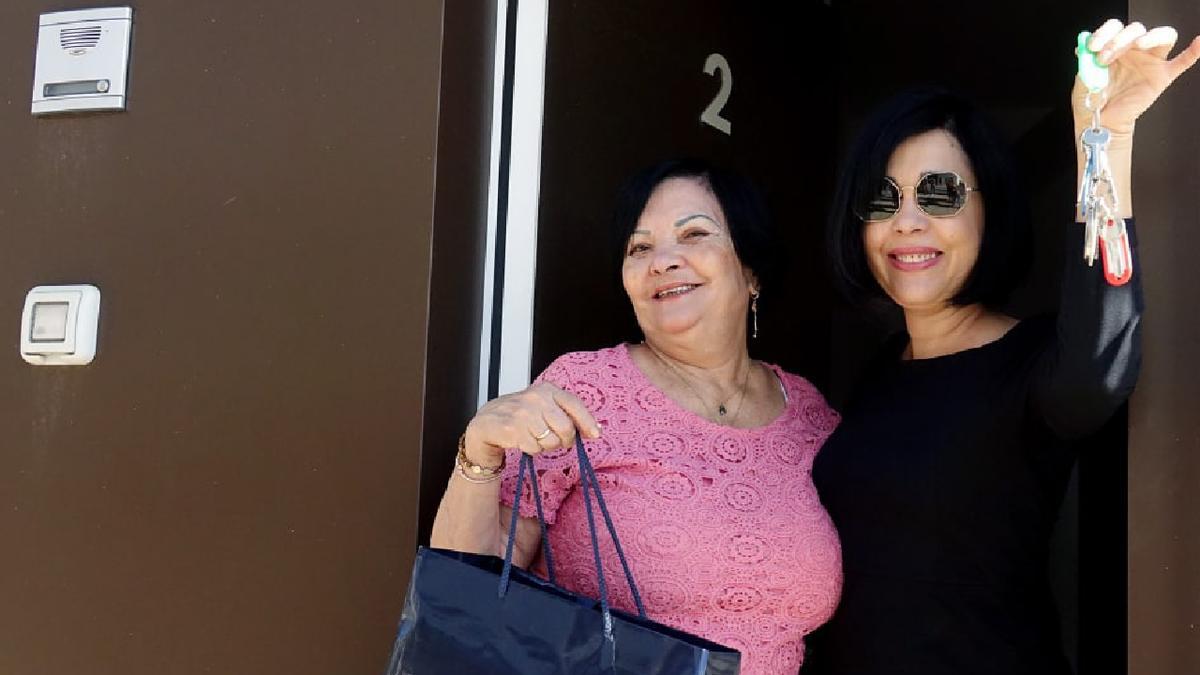 Dos chicharreras tras recibir el pasado 20 de octubre las llaves de una vivienda social en el barrio de El Tablero por parte del Ayuntamiento de Santa Cruz de Tenerife.