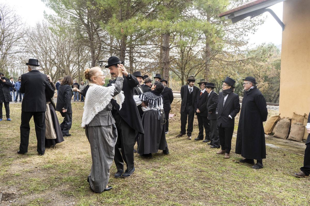 AGUILAR DE SEGARRA . 165 ANYS DEL FERROCARRIL . REPRESENTACIO OBRA TEATRE " JA TENIM ESTACIO " A CARREC DELS VEINS DEL POBLE I RECEPCIO PERSONALITATS I IANUGURACIO DE LKA MUSEITZACIO DE L'ESTACIO . A LES 12 H, TINDRÀ LLOC L’ACTE INSTITUCIONAL, AMB LES INTERVENCIONS DE: FINA DUOCASTELLA, PRESIDENTA DE L’ACR D’AGUILAR DE SEGARRA SR. RAMON VALL, GERENT DE FGC RAIL SR. ELOI HERNÀNDEZ, PRESIDENT DEL CONSELL COMARCAL DEL BAGES SR. RICARD TOMÀS, ALCALDE D’AGUILAR DE SEGARRA