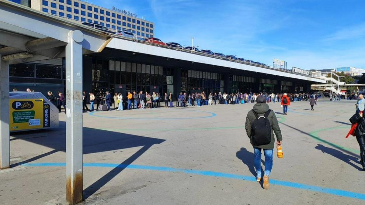 Cola de pasajeros esperando un taxi en la salida de la estación de Barcelona-Sants