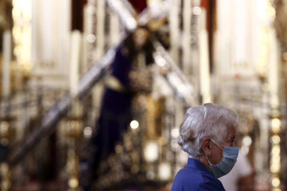 En la iglesia de Santiago, algunos fieles se pasan a rezar con las medidas de higiene y distanciamiento social que el propio templo se esmera por cumplir y dar a conocer.