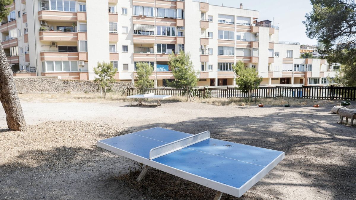 Una de las mesas de ping pong, a escasos metros de las viviendas de los vecinos.