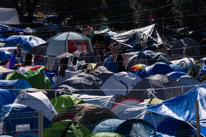 Cortan la electricidad en parte de la acampada de plaza Catalunya por un "riesgo inminente" advertido por Bombers