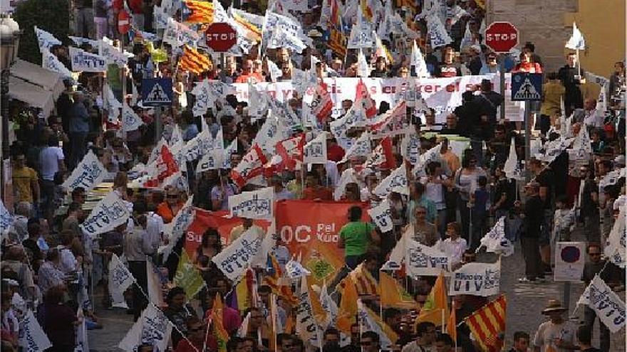 Los manifestantes recorrieron el centro histórico y fueron ovacionados por los vecinos en las calles.