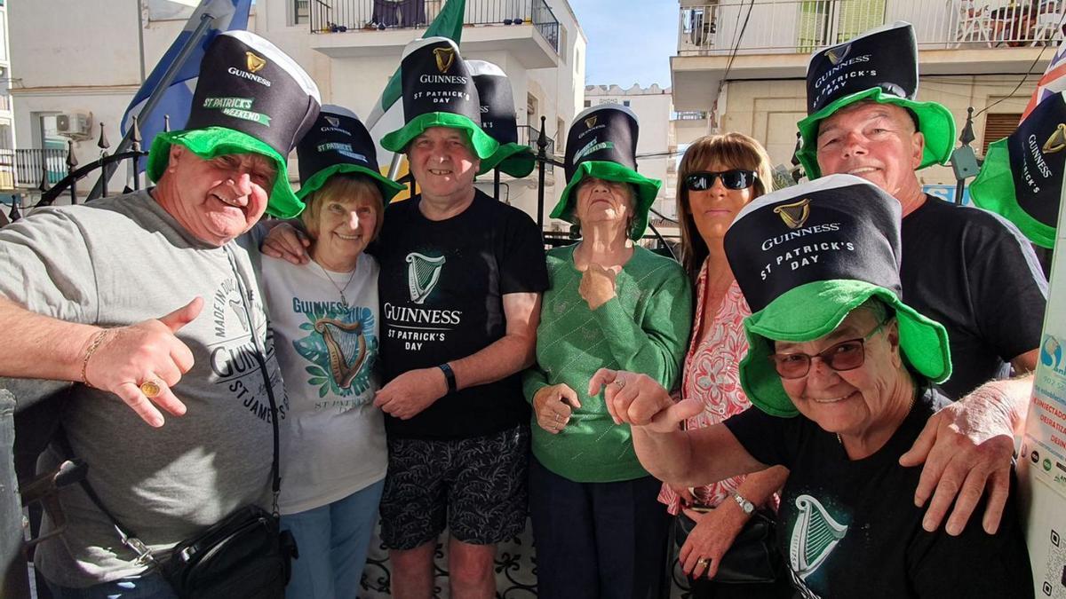 Un grupo de residentes irlandeses festeja el Día de San Patricio en una terraza de Nerja. | FRAN EXTREMERA