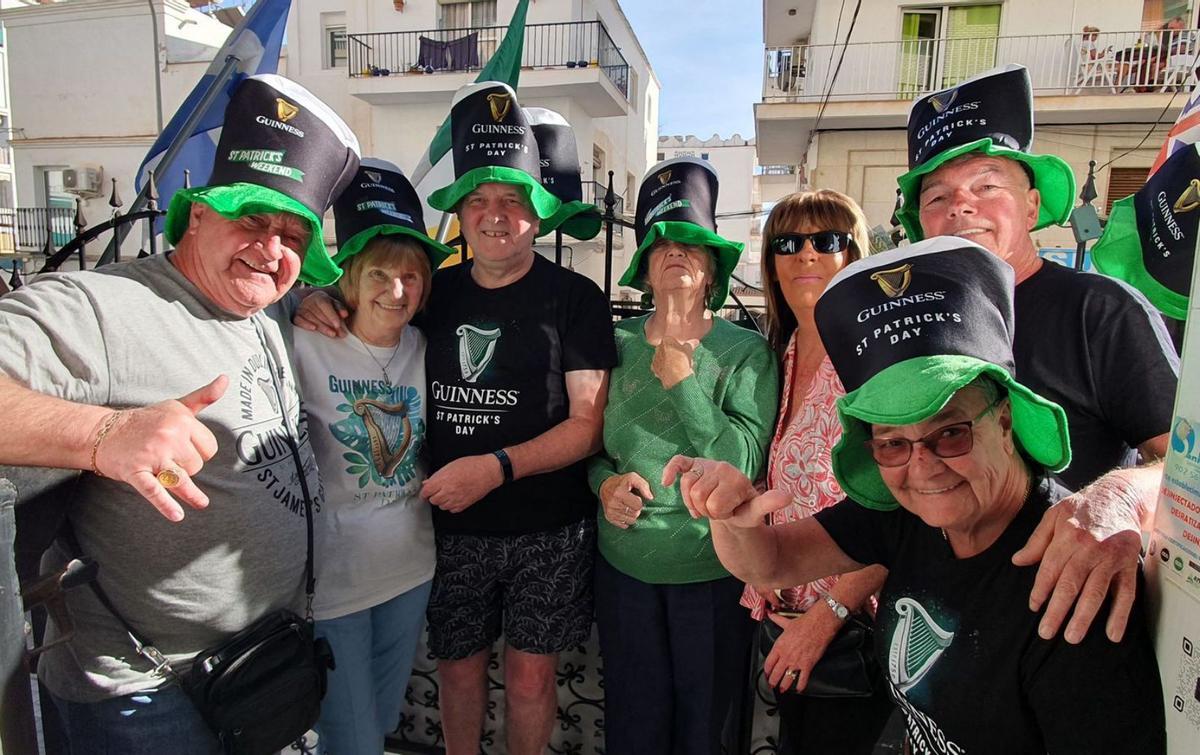Un grupo de residentes irlandeses festeja el Día de San Patricio en una terraza de Nerja. | FRAN EXTREMERA