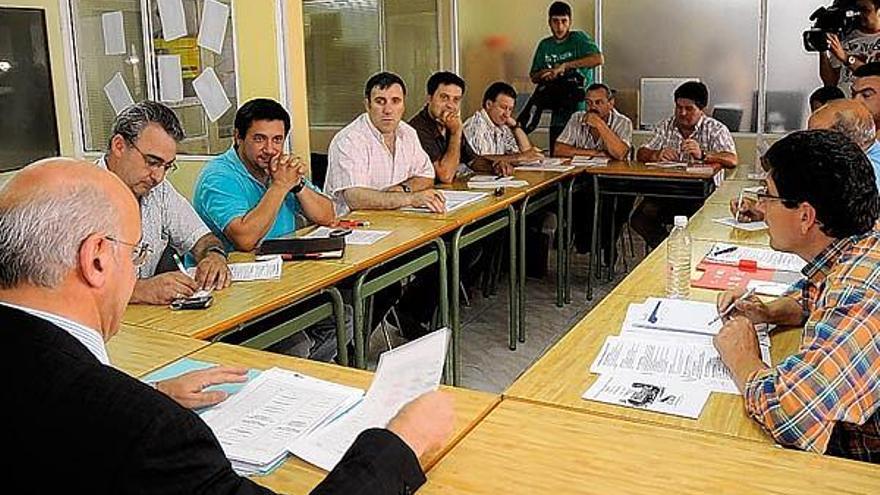 Un representante de la empresa Cespa se reunió ayer con el comité de empresa.