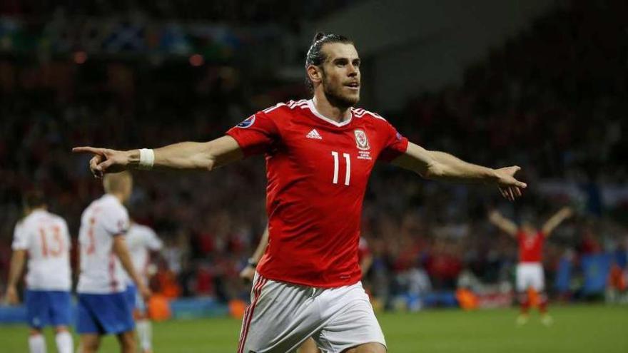 Bale celebra su gol ante Rusia, el tercero de Gales.