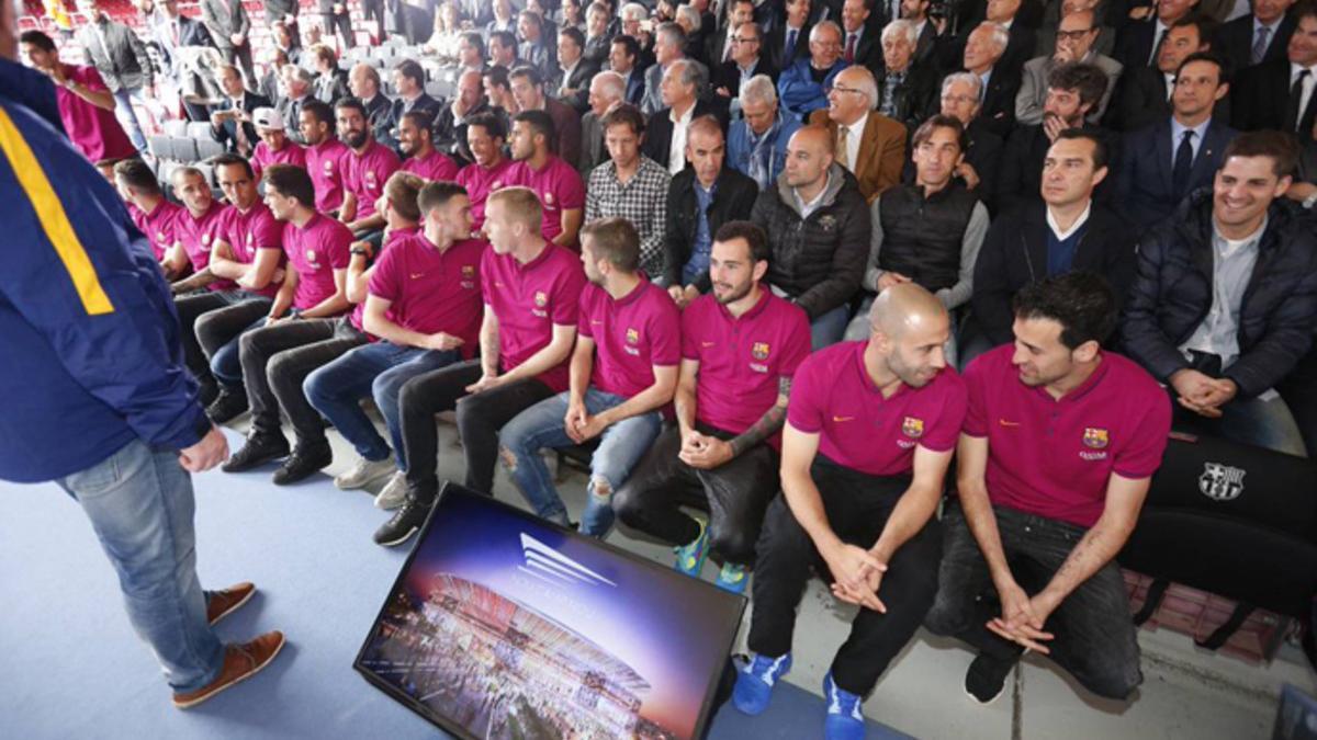 Los jugadores del primer equipo del FC Barcelona han seguido la presentación del Nou Camp Nou