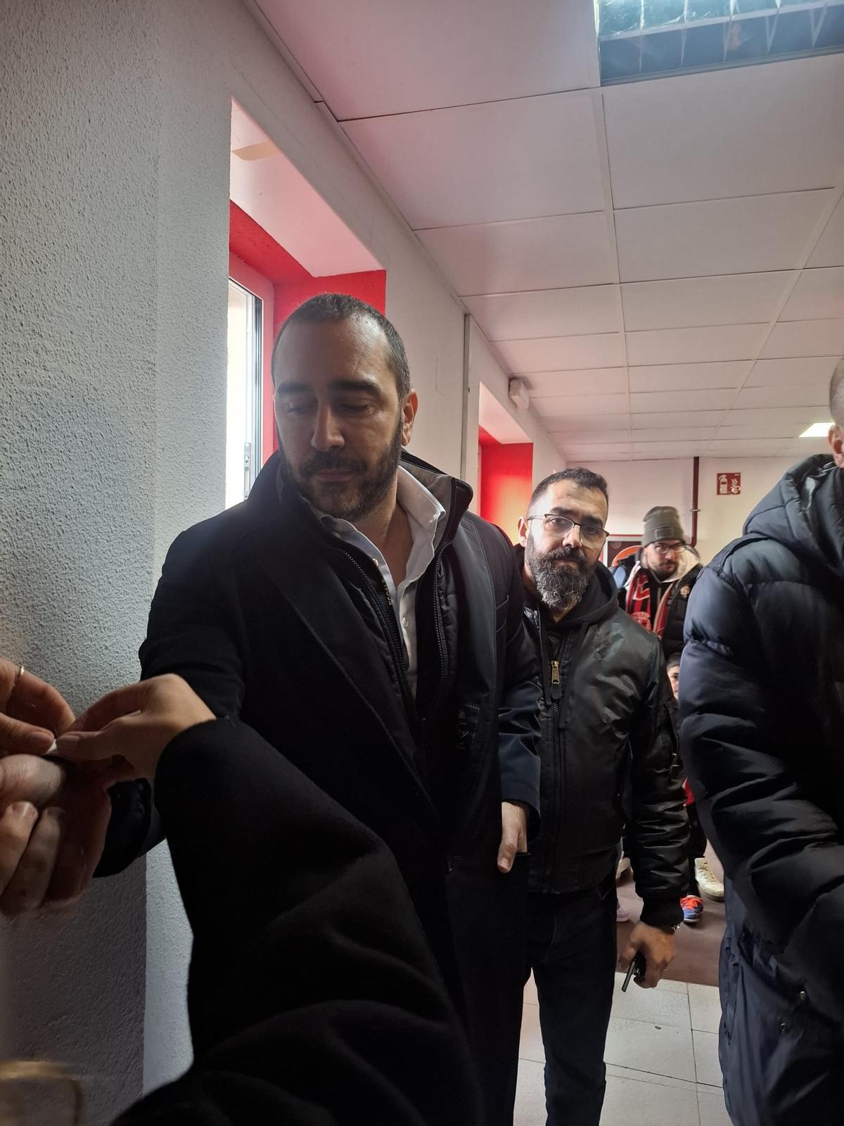 Aldama recibe una pulsera de invitado en su llegada al estadio.