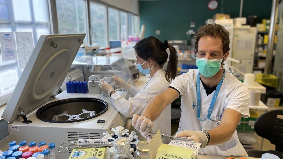 Un equipo de investigadores trabaja en el estudio de un fármaco antirretroviral.