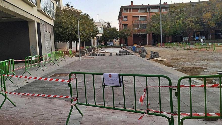 La nova plataforma pavimentada del lateral de la plaça Joan Tutau.