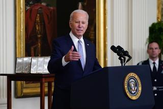 Hallan más papeles clasificados en la casa de Biden