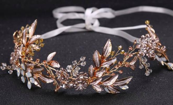 Diadema dorada con flores y brillantes