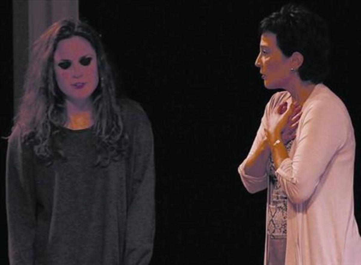 Lucía Torres (esquerra) i Anabel Moreno, en una escena del muntatge. Lucía Torres (esquerra) i Anabel Moreno, en una escena del muntatge.