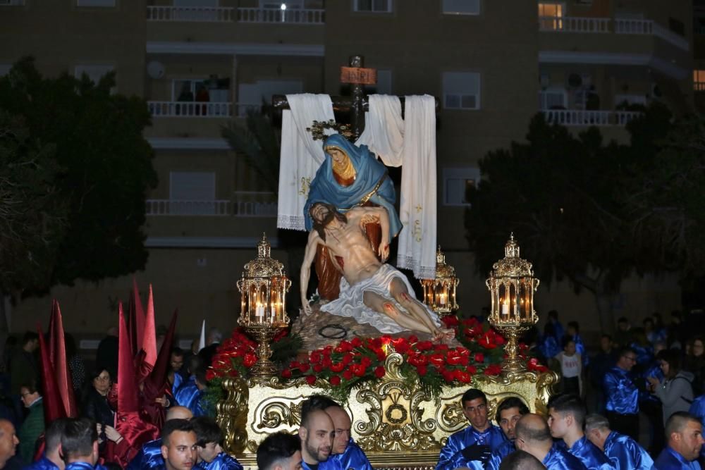 El protocolo para evitar la lluvia funcionó. El adelanto de la hora de salida de las procesiones del Silencio y Descendimiento de Cristo permitió que discurrieran por las calles de Torrevieja. Poco de