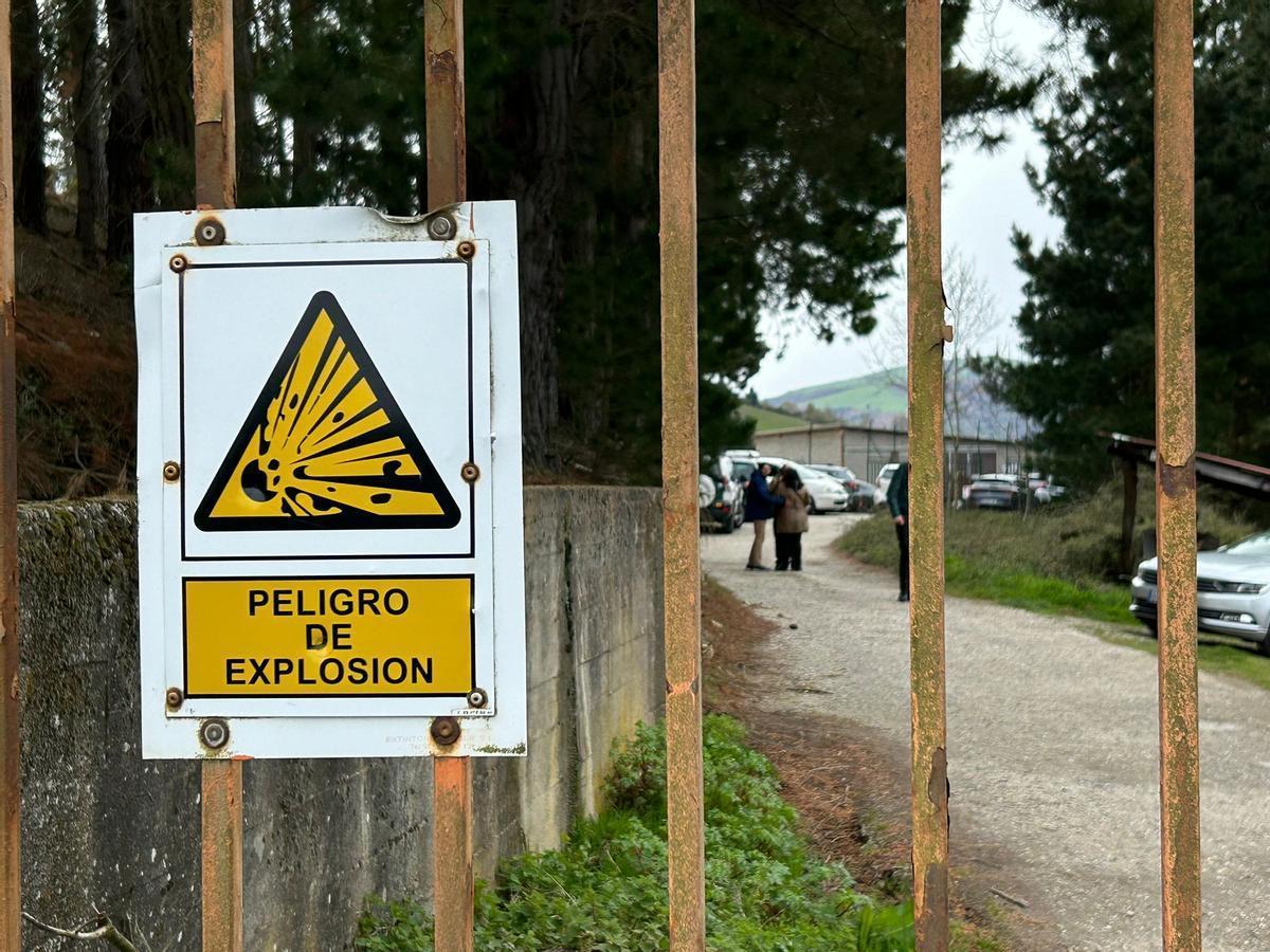 Cartel de precaución en la puerta de acceso a Pirotecnia Pablo, donde se produjo el grave accidente laboral.