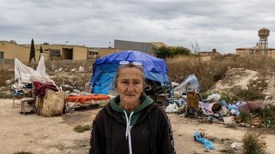 La alicantina que vive en la calle sin ayudas: «Solo quiero un techo y pagar mis facturas, no quiero nada gratis»