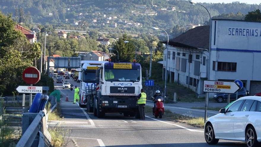 El camión averiado en el stop del cruce de la N-550 y N-552 en la salida de Redondela.  // FdV