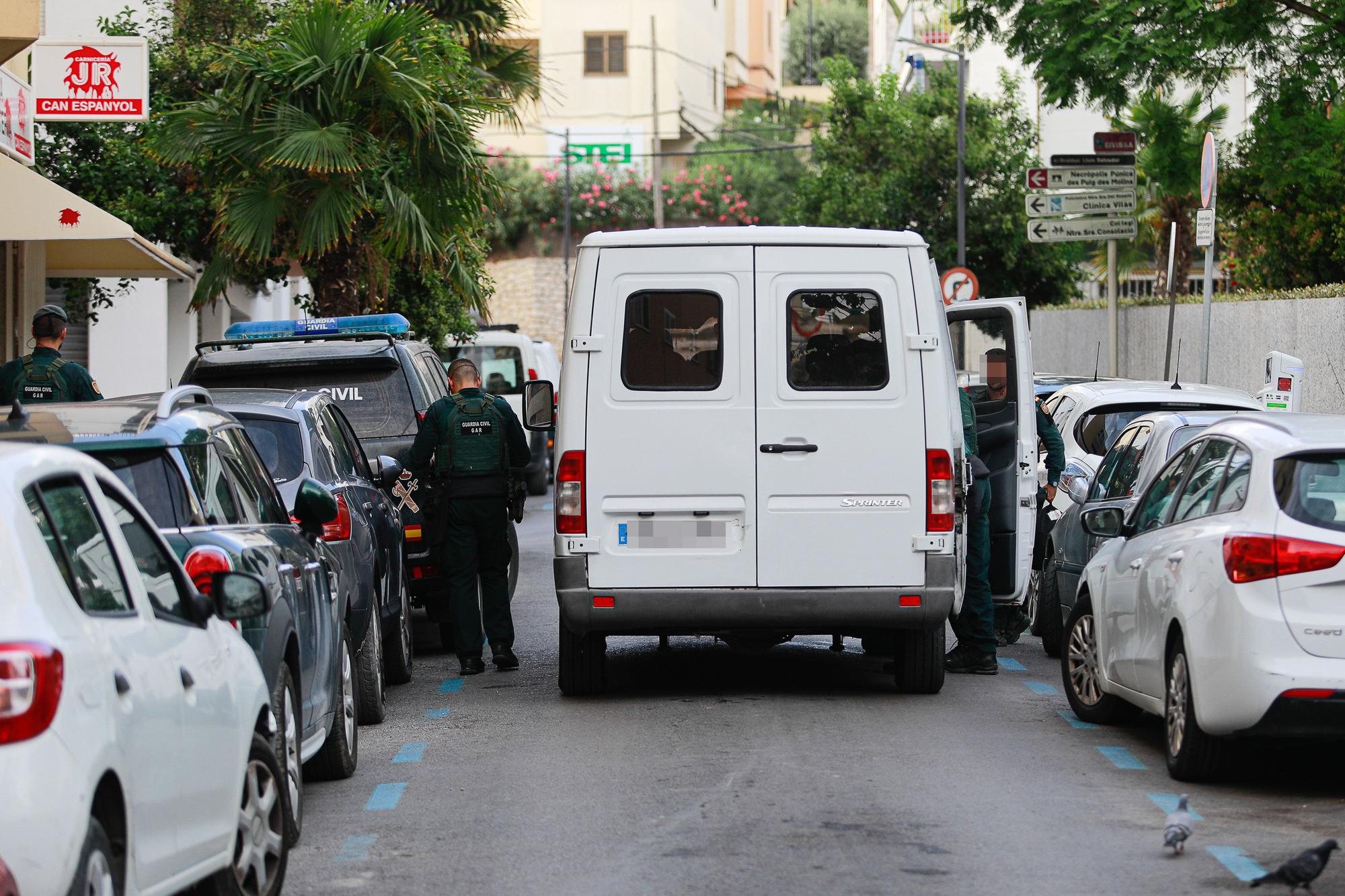 Las imágenes del registro de la Guardia Civil de Ibiza en la calle Arxiduc Lluis Salvador