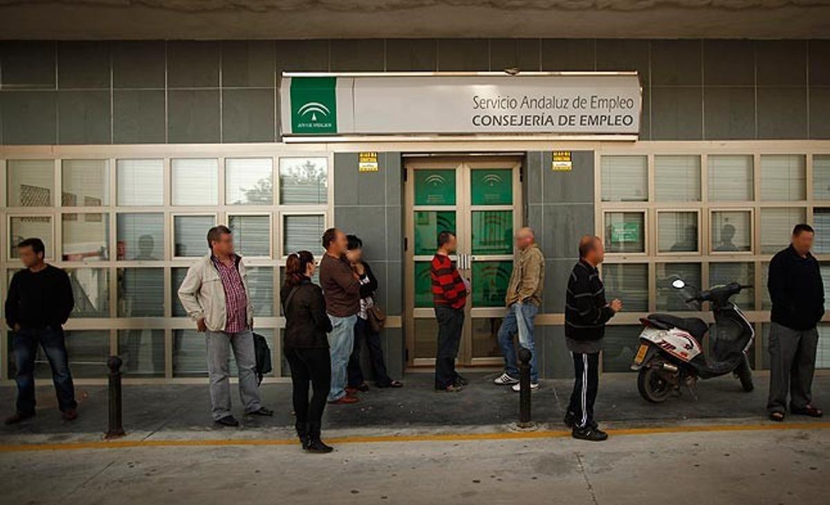 Uns homes esperen que obri una oficina de treball d’Alora (a prop d’Almeria). El número de desocupats ha baixat a l’abril un 1,4% segons les dades de l’Institut Nacional d’Ocupació. Actualment hi ha 4,2 milions de persones inscrites en les oficines públiques de treball. Uns homes esperen que obri una oficina de treball d’Alora (a prop d’Almeria). El número de desocupats ha baixat a l’abril un 1,4% segons les dades de l’Institut Nacional d’Ocupació. Actualment hi ha 4,2 milions de persones inscrites en les oficines públiques de treball.