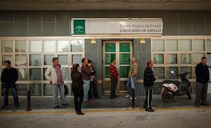 Uns homes esperen que obri una oficina de treball d’Alora (a prop d’Almeria). El número de desocupats ha baixat a l’abril un 1,4% segons les dades de l’Institut Nacional d’Ocupació. Actualment hi ha 4,2 milions de persones inscrites en les oficines públiques de treball.