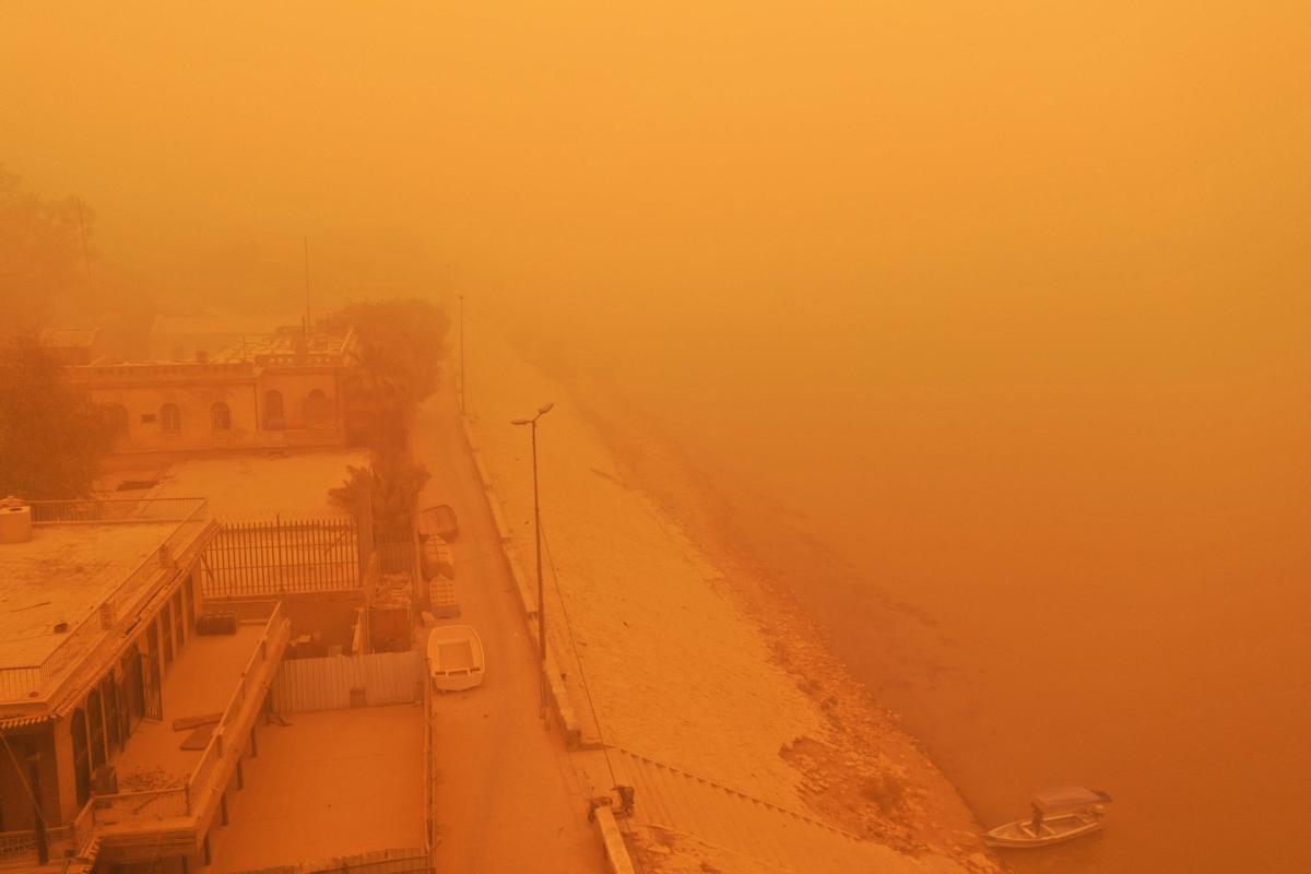 Vista de la ribera del río Tigris, en la ciudad de Bagdad, bajo una intensa tormenta de arena.