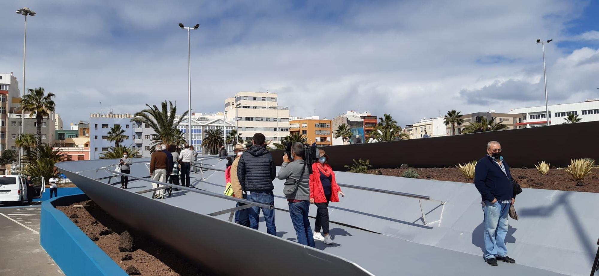 El Puerto queda conectado a la ciudad con la inauguración de la pasarela 'Onda atlántica'