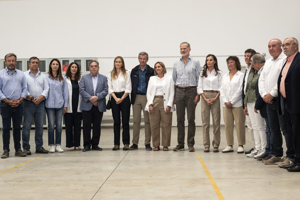 Los reyes Felipe VI y Letizia posan para una foto de grupo mientras visitan el Centro de Coordinación del Distrito Forestal XIV de Verín (Ourense)