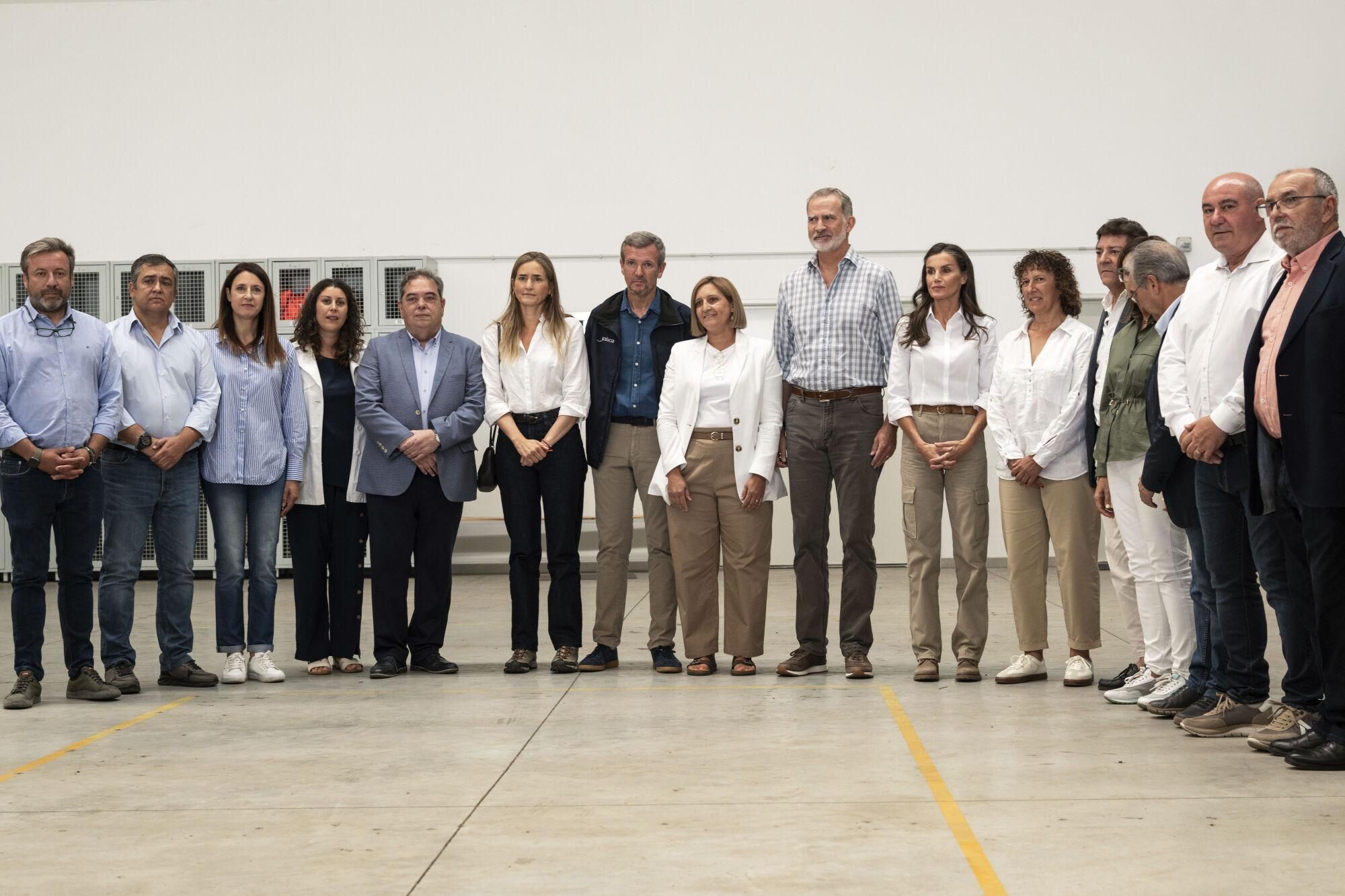 VERÍN (OURENSE), 28/08/2025.- Los reyes Felipe VI y Letizia posan para una foto de grupo mientras visitan el Centro de Coordinación del Distrito Forestal XIV de Verín (Ourense), este jueves, para conocer de primera mano los daños causados por los incendios forestales en la provincia gallega. EFE/ Brais Lorenzo