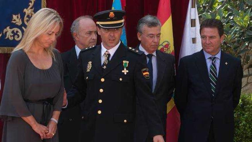 De izda. a dcha., Castedo, el presidente de la Audiencia, un agente, el fiscal jefe y el magistrado Juan Carlos Cerón en el día la Policía del año pasado.