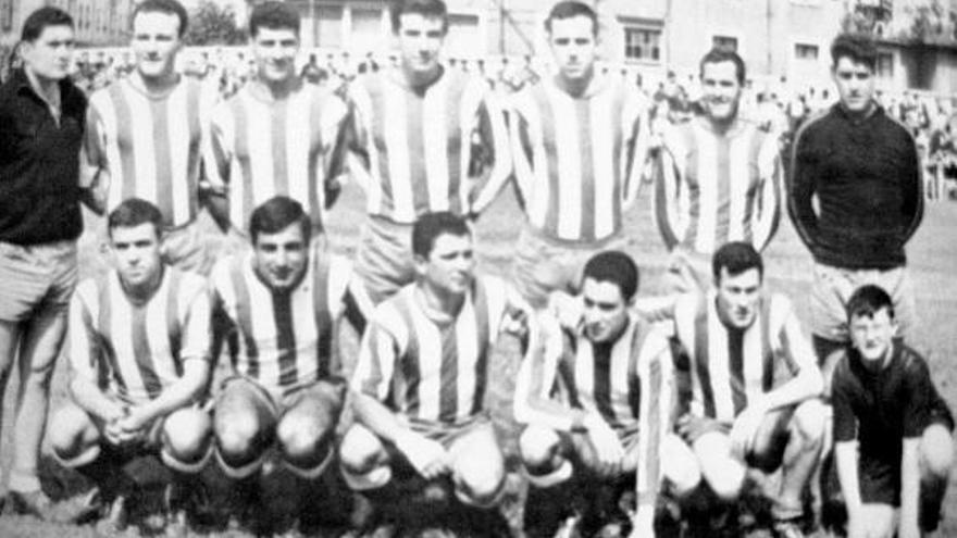 Formación del Titánico de Laviana en el año 1966 en el campo de La Fontoria.