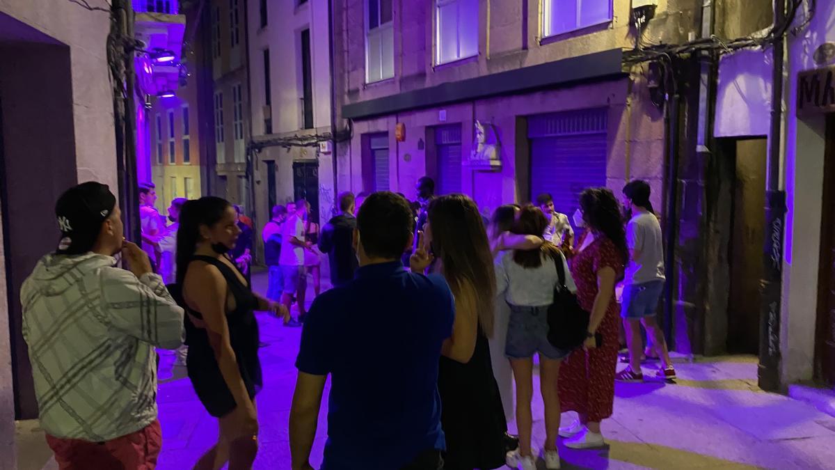 Jóvenes de fiesta en Ourense tras la reapertura del ocio nocturno