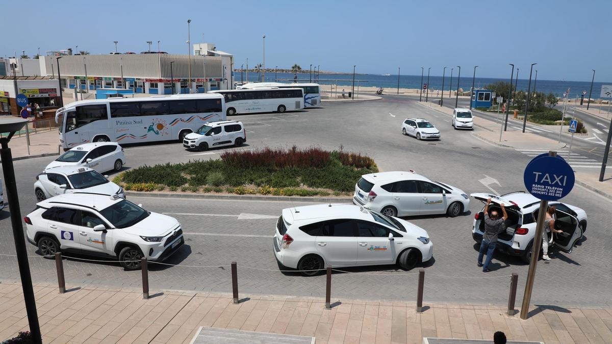Parada de taxi de Formentera y de autobús en la Savina.