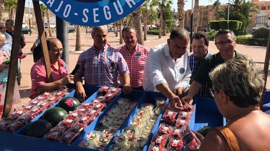 Los regantes, ayer repartiendo frutas y verduras en el Paseo Marítimo de Terreros (Pulpí) dentro de la campaña en favor de los trasvases.