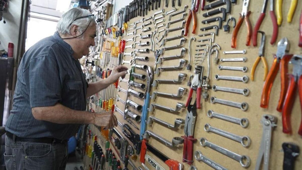 Un autónomo coloca las herramientas en su ferretería.