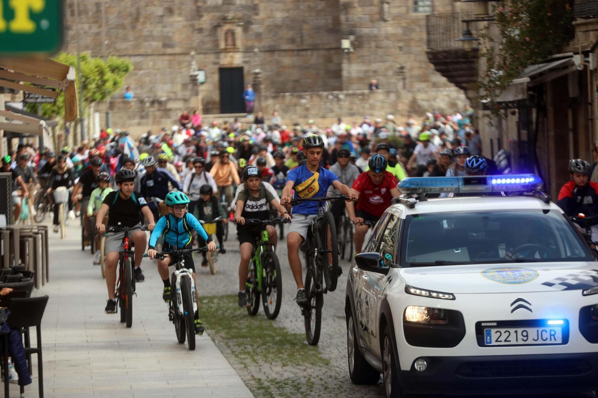 Participantes en la fiesta de la bicicleta de Cambados.