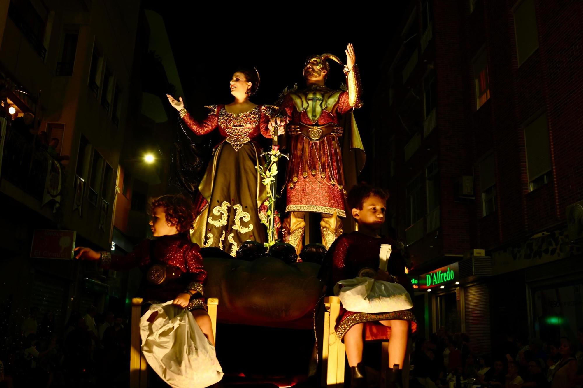 Dragones de San Jorge corona una Entrada Cristiana en Crevillent con un boato de 1.300 participantes