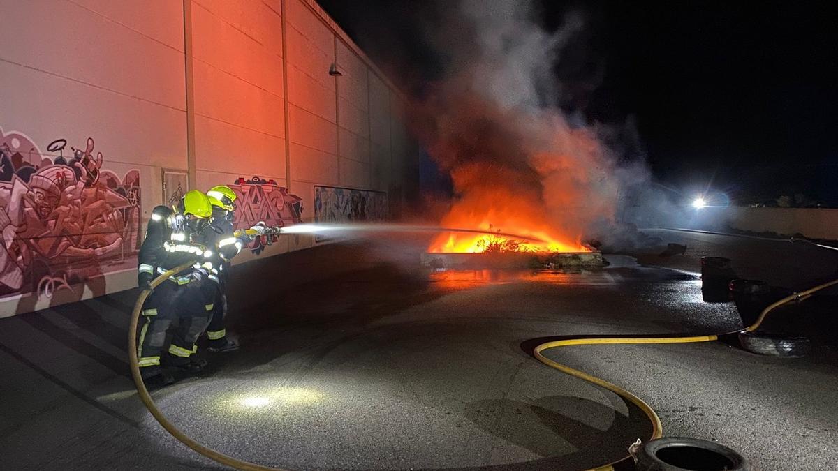 Incendian una montaña de neumáticos junto una nave industrial en Agüimes