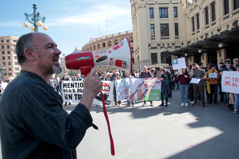 Concentración en València contra el "maltrato continuo" de Renfe