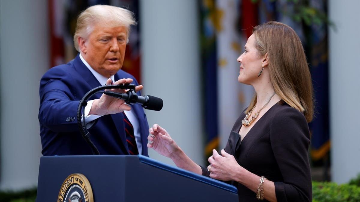 Trump junto a la magistrada Amy Coney Barrett, nominada para el Tribunal Supremo.