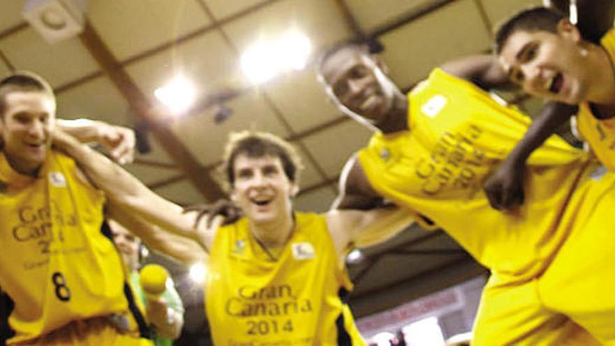 Los jugadores del Granca celebran el triunfo ante el Barcelona.