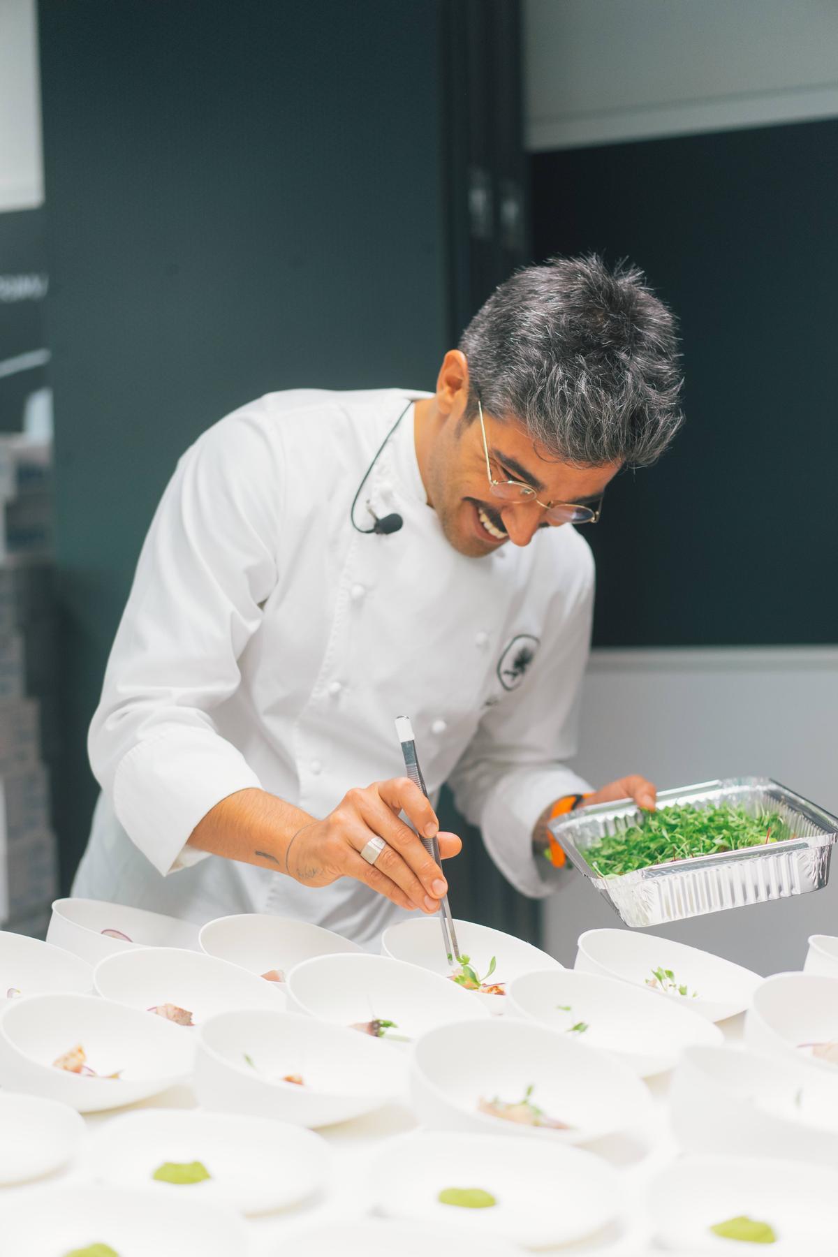El chef Adrián Felípez, de Coruña Cociña, elaborará el 'Maridaje de Primavera' en el Museo MEGA de Estrella Galicia.